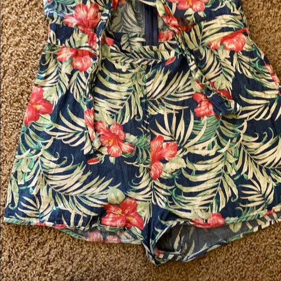 Hawaiian print floral romper with Tie top - Picture 3 of 4